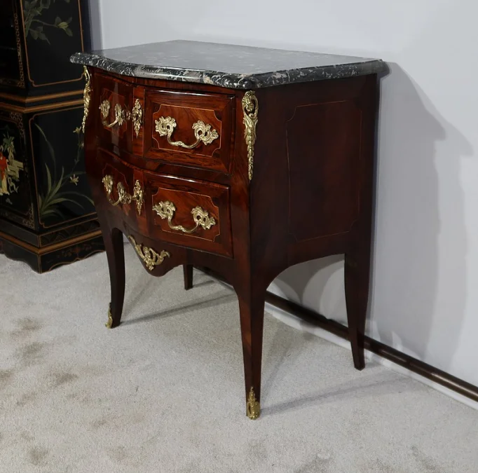 Petite Commode Tombeau en Bois précieux, transition Louis XIV / Louis XV – XVIIIe