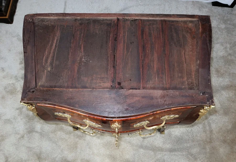 Petite Commode Tombeau en Bois précieux, transition Louis XIV / Louis XV – XVIIIe