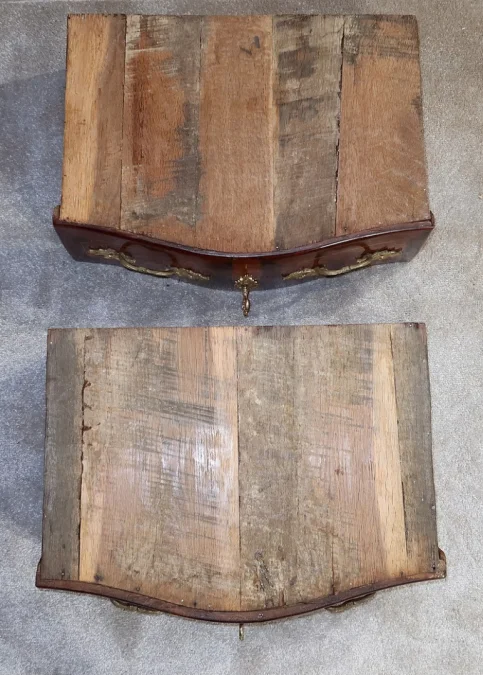 Petite Commode Tombeau en Bois précieux, transition Louis XIV / Louis XV – XVIIIe