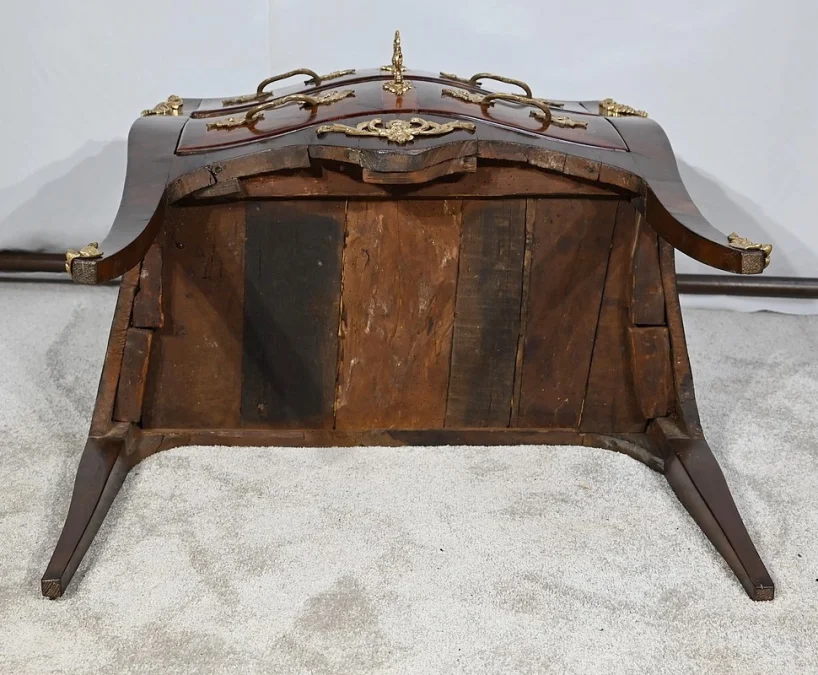 Petite Commode Tombeau en Bois précieux, transition Louis XIV / Louis XV – XVIIIe
