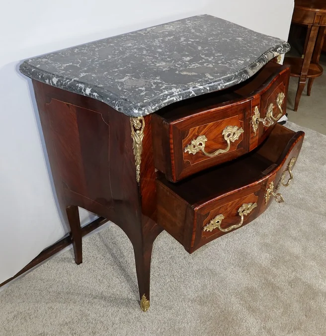 Petite Commode Tombeau en Bois précieux, transition Louis XIV / Louis XV – XVIIIe