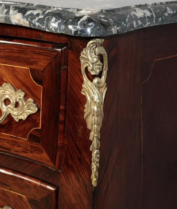 Petite Commode Tombeau en Bois précieux, transition Louis XIV / Louis XV – XVIIIe