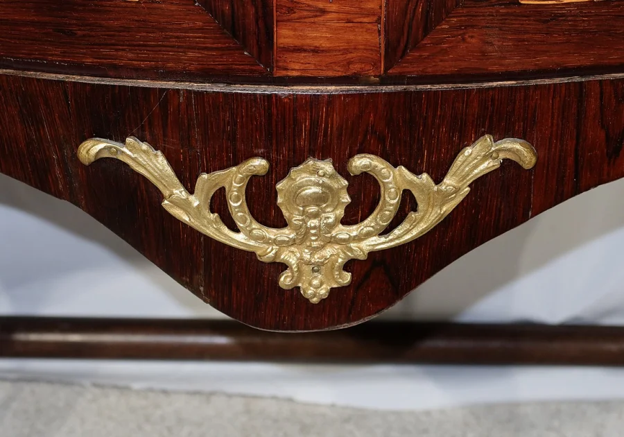 Petite Commode Tombeau en Bois précieux, transition Louis XIV / Louis XV – XVIIIe