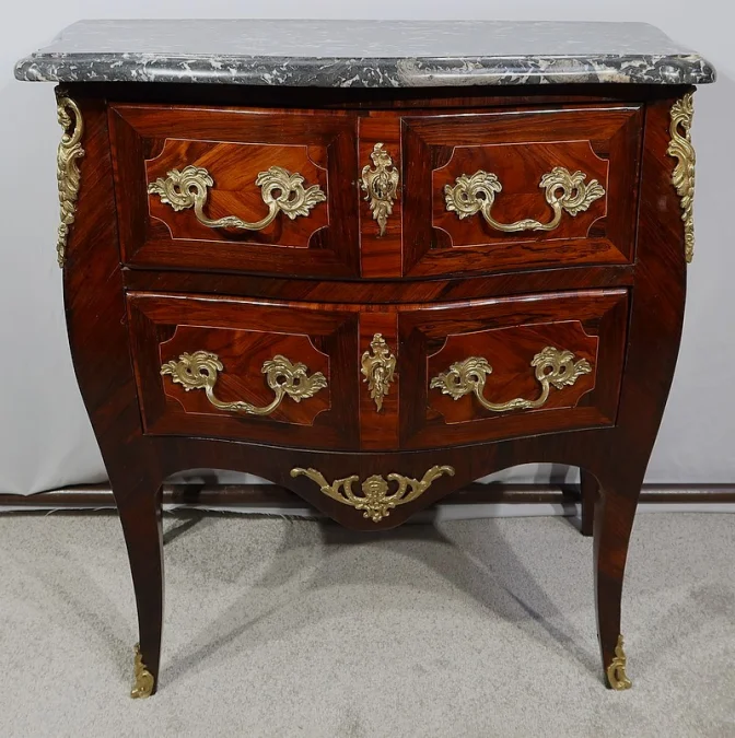 Petite Commode Tombeau en Bois précieux, transition Louis XIV / Louis XV – XVIIIe