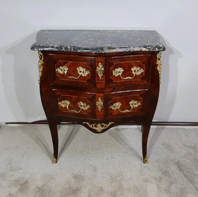 Petite Commode Tombeau en Bois précieux, transition Louis XIV / Louis XV – XVIIIe