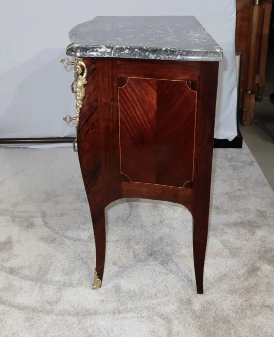 Petite Commode Tombeau en Bois précieux, transition Louis XIV / Louis XV – XVIIIe