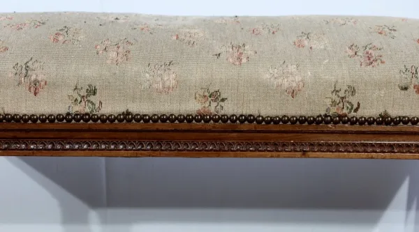 Longue Banquette en Noyer massif, style Louis XVI – 1900