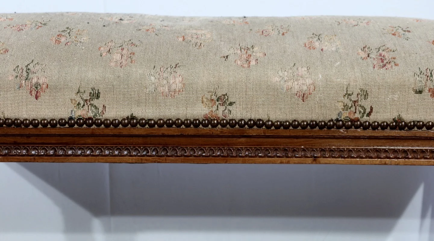 BANK IN LOUIS XVI-STIJL