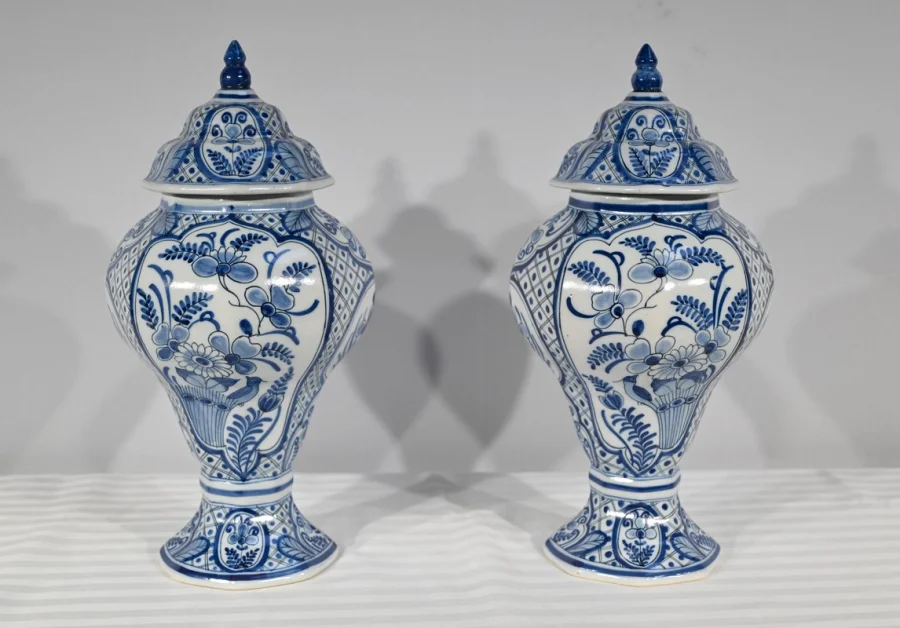 PAAR DELFTER FAIENCE-VASEN