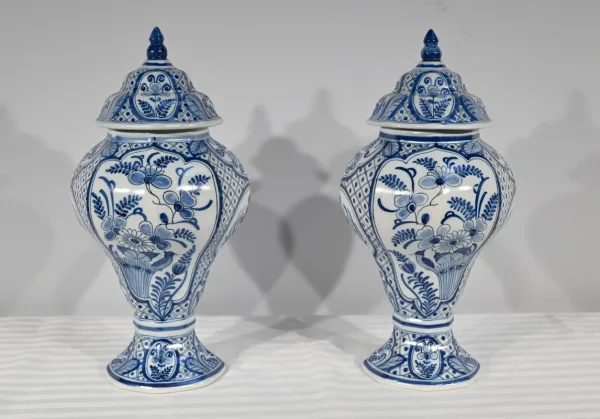 Paire de Vases en Faïence de Delft – Début XXe