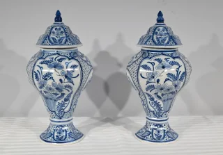 PAR DE JARRONES DE LOZA DE DELFT