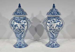 PAAR DELFTER FAIENCE-VASEN