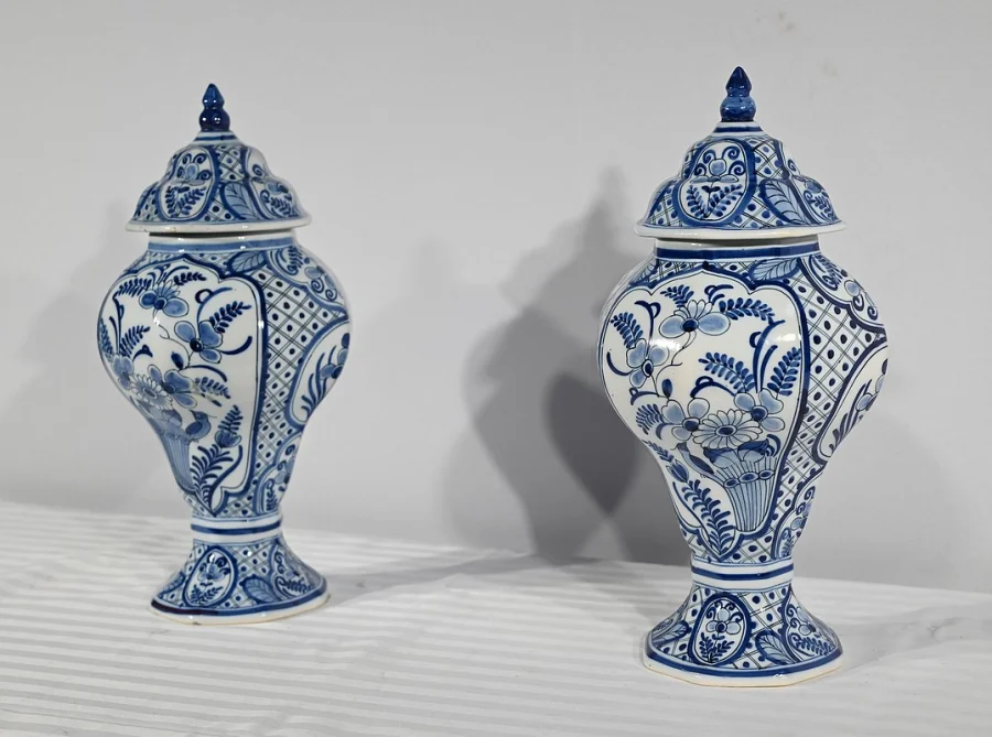 PAAR DELFTER FAIENCE-VASEN