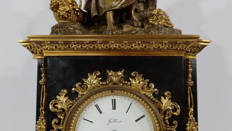 Pendule en Marbre et Bronze, style Louis XVI, époque Restauration - Début XIXe