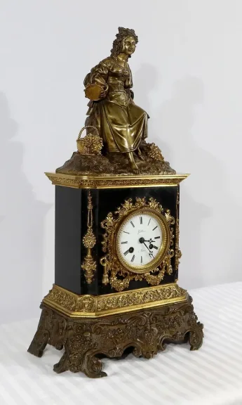 Pendule en Marbre et Bronze, style Louis XVI, époque Restauration - Début XIXe