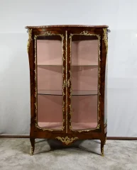 Vitrine im Louis-XV-Stil