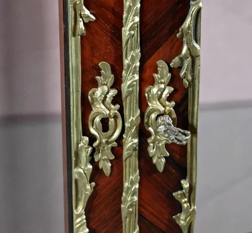 ВИТРИНА В СТИЛЕ ЛЮДОВИКА XV