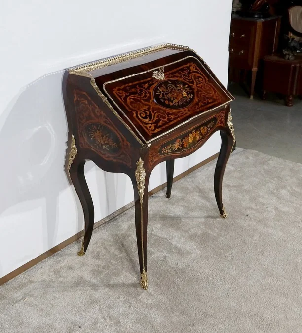 SCHRÄGSCHREIBTISCH AUS DER NAPOLEON-III-ZEIT