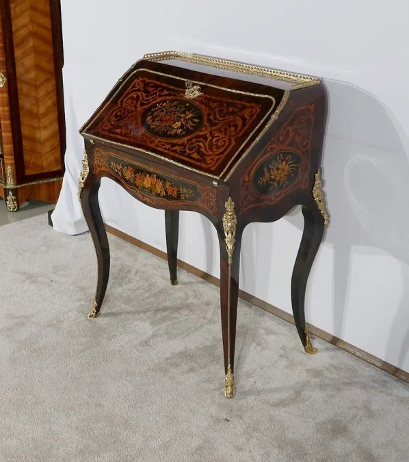 SCHRÄGSCHREIBTISCH AUS DER NAPOLEON-III-ZEIT