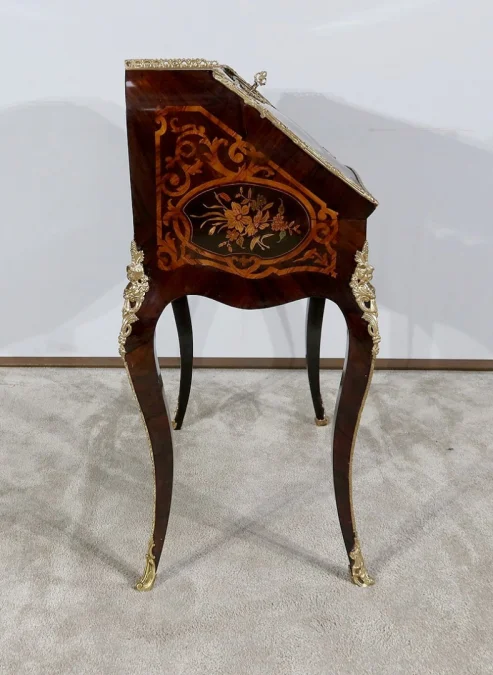 SCHRÄGSCHREIBTISCH AUS DER NAPOLEON-III-ZEIT