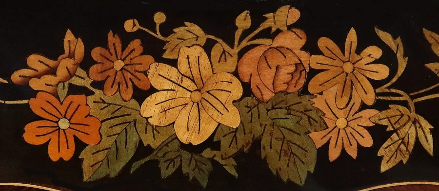 SCHRÄGSCHREIBTISCH AUS DER NAPOLEON-III-ZEIT