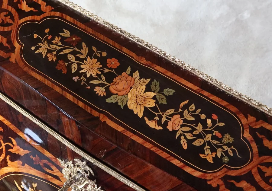 SCHRÄGSCHREIBTISCH AUS DER NAPOLEON-III-ZEIT