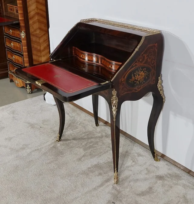 SCHRÄGSCHREIBTISCH AUS DER NAPOLEON-III-ZEIT
