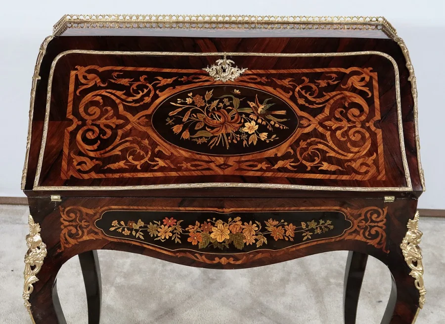 SCHRÄGSCHREIBTISCH AUS DER NAPOLEON-III-ZEIT