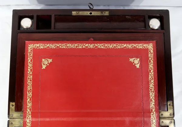 Écritoire de Voyage en Bois Précieux et Incrustations d’os et de laiton, époque Napoléon III – Milieu XIXe