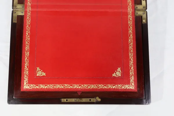 Écritoire de Voyage en Bois Précieux et Incrustations d’os et de laiton, époque Napoléon III – Milieu XIXe