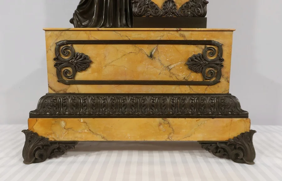 MANTLE GARNITURE