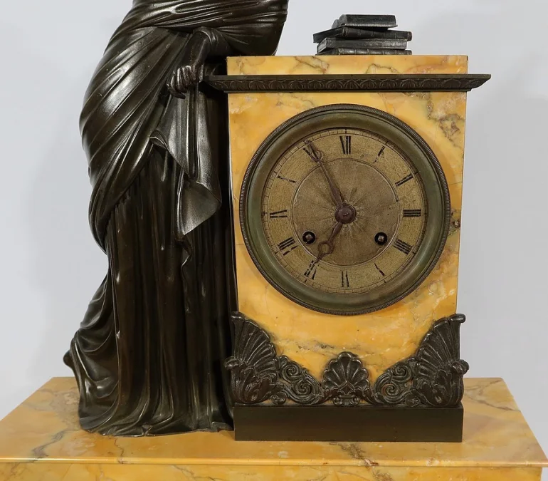 MANTLE GARNITURE