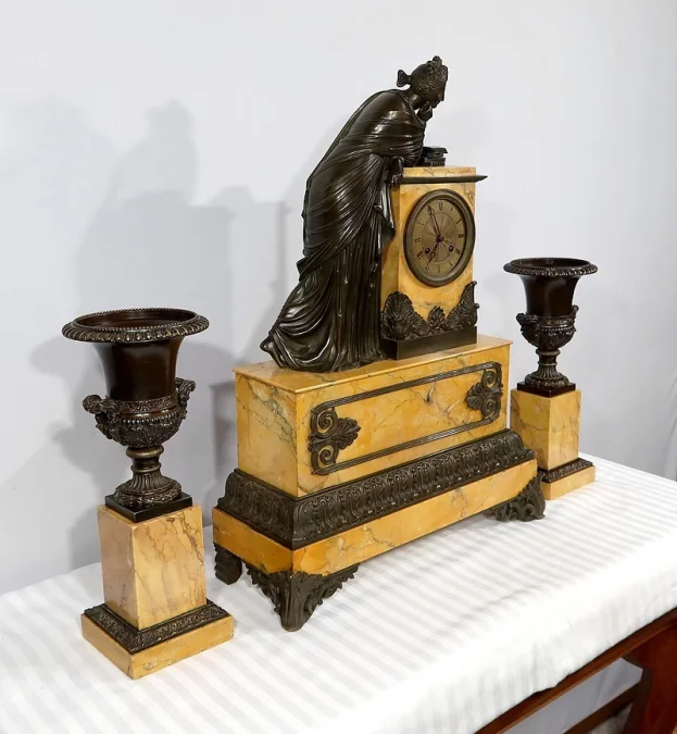 MANTLE GARNITURE
