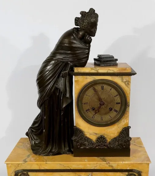 Importante Garniture de Cheminée en Marbre Jaune de Sienne et Bronze patiné, époque Empire – Début XIXe
