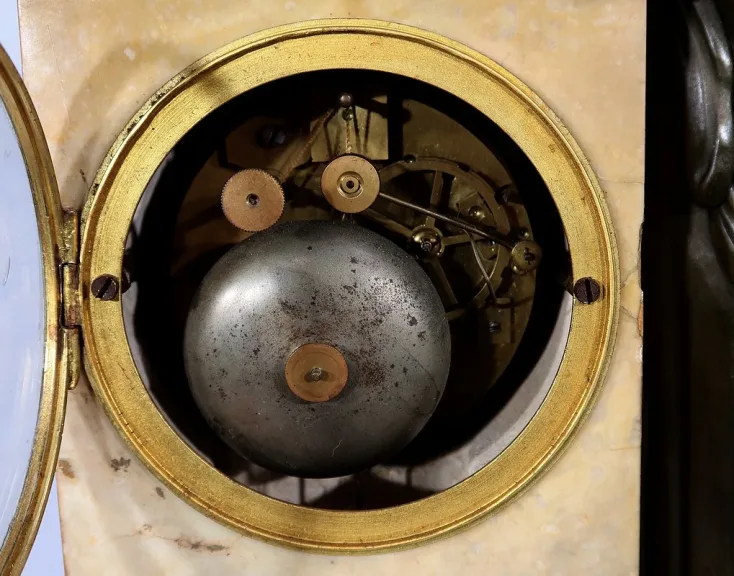 Importante Garniture de Cheminée en Marbre Jaune de Sienne et Bronze patiné, époque Empire – Début XIXe