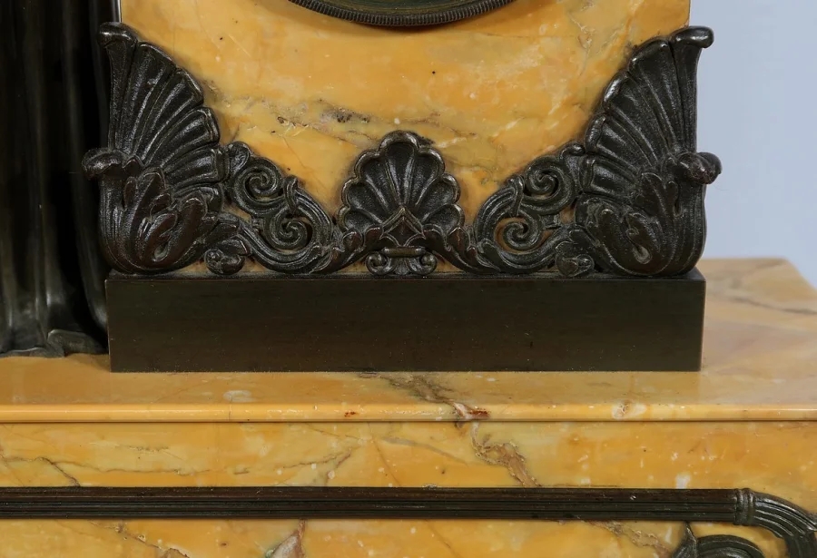 MANTLE GARNITURE
