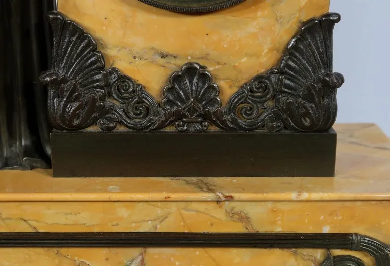 Importante Garniture de Cheminée en Marbre Jaune de Sienne et Bronze patiné, époque Empire – Début XIXe