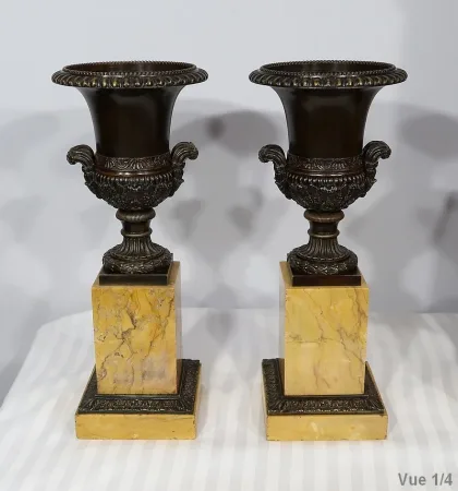 Importante Garniture de Cheminée en Marbre Jaune de Sienne et Bronze patiné, époque Empire – Début XIXe