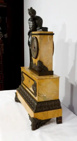 MANTLE GARNITURE
