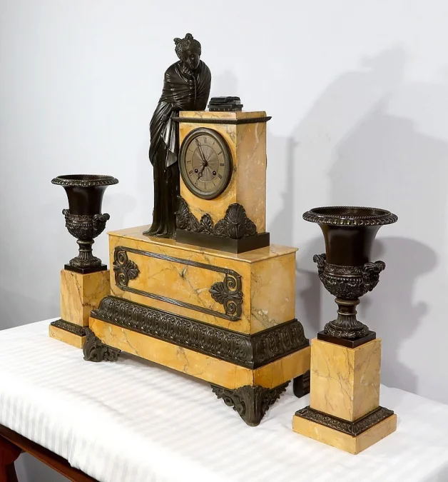 MANTLE GARNITURE
