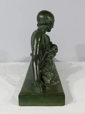 Sculpture «  La Demoiselle et le Chevreau », par A. Godard, Art Déco  – Début XXe