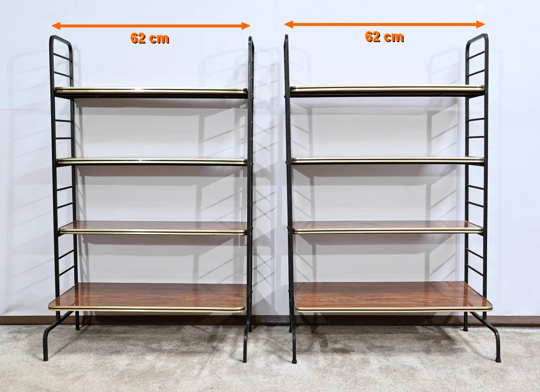 階層化された金属製シェルフのペア
