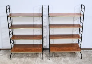 PAAR GESCHICHTETER UND METALLREGALE
