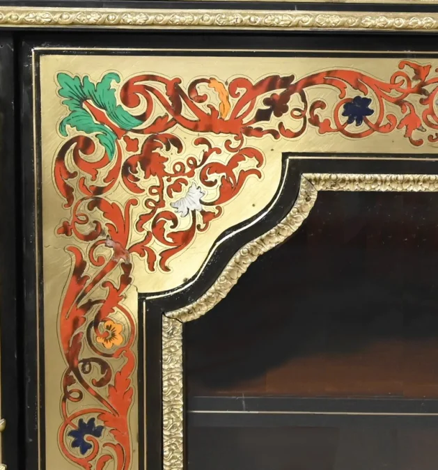 AUSSTELLUNGSSCHRANK AUS DER NAPOLEON-III-ZEIT