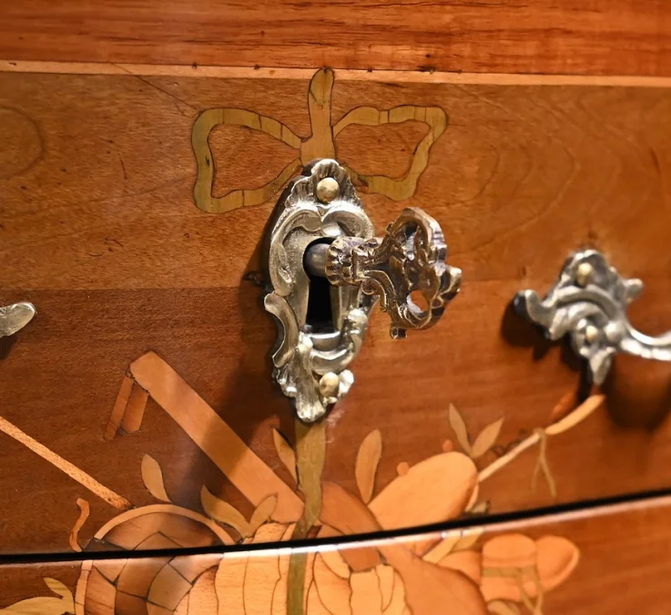 CHIFFONNIERE TABLE