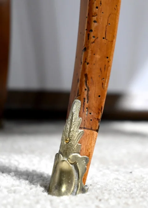 CHIFFONNIERE TABLE