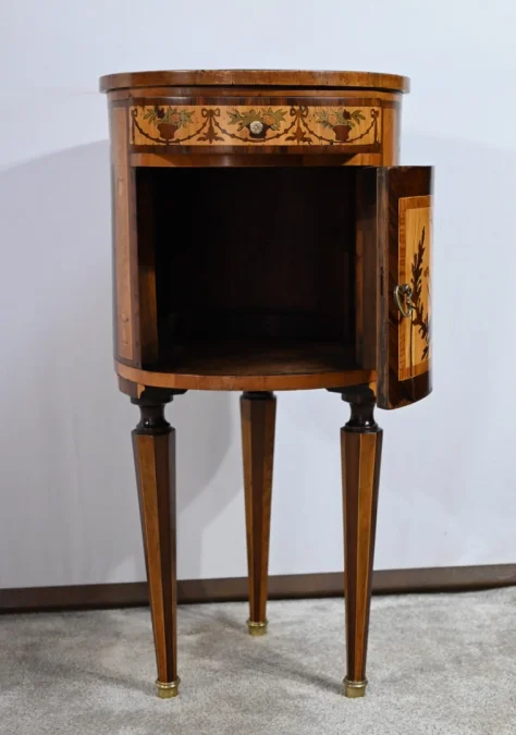 TISCH IM LOUIS XVI-STIL