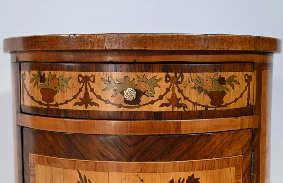 TISCH IM LOUIS XVI-STIL
