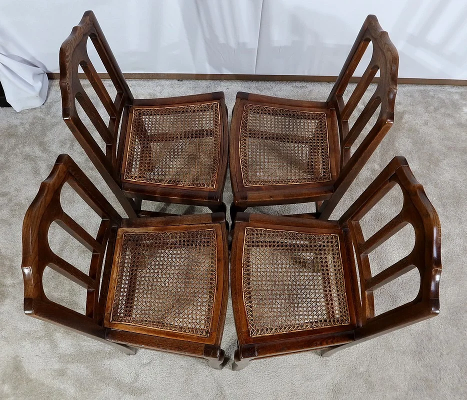 Suite de 4 chaises en chêne massif – 2ème moitié XIXe