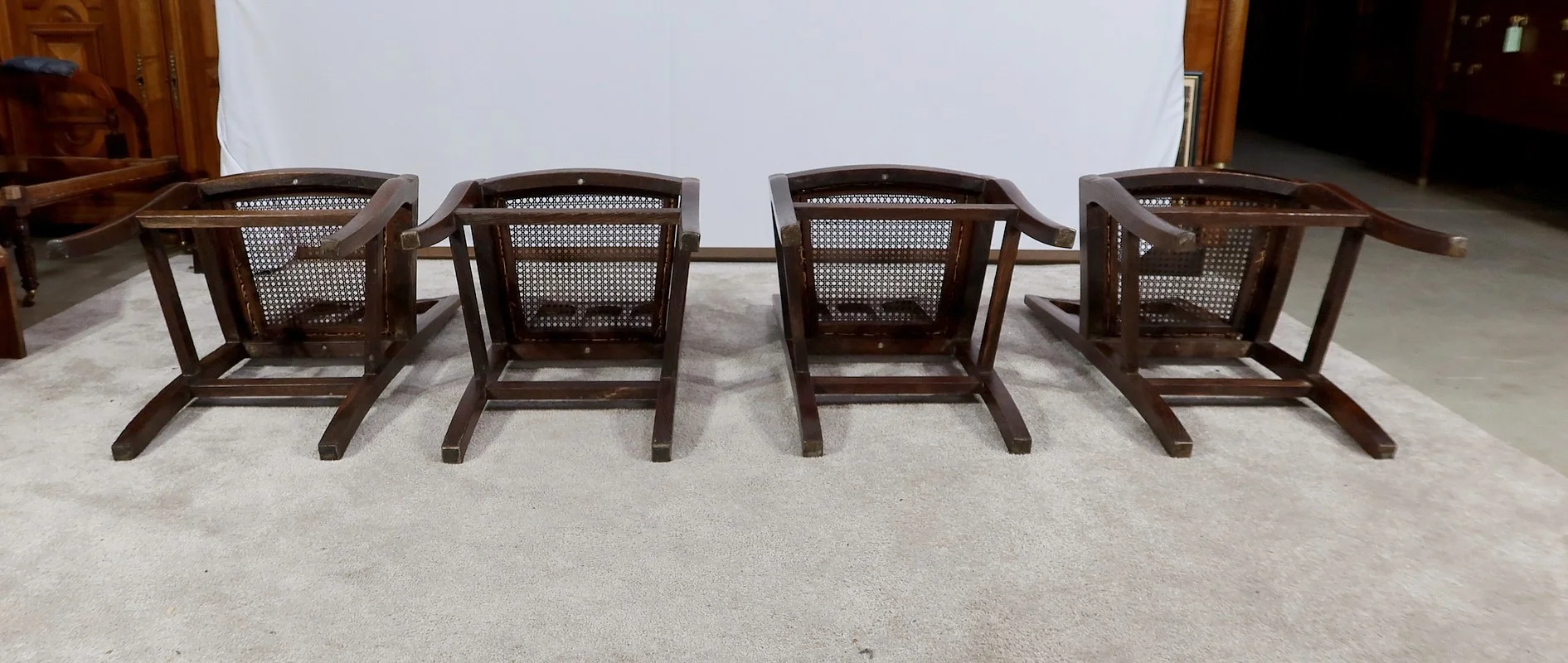 Suite de 4 chaises en chêne massif – 2ème moitié XIXe